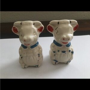 Vintage 1940's Cow Salt and Pepper Shakers.  Only one has original cork.